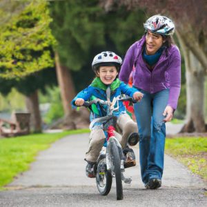 Dziecko na rowerze przed czy za rodzicem?